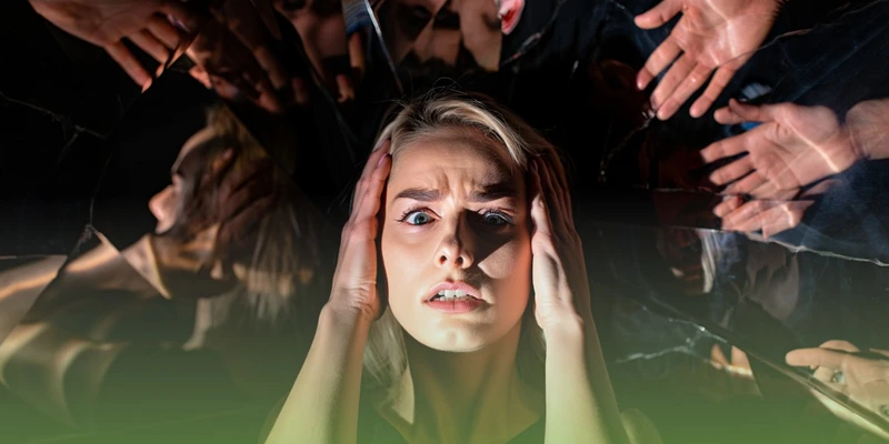 Женщина с приступом галлюцинаций